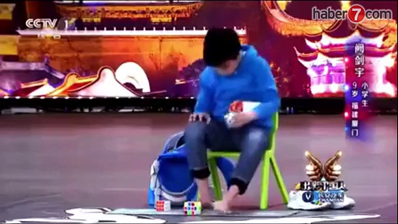 Rubik küpünü bakın nasıl çözdü - See how to solve the Rubik's cube