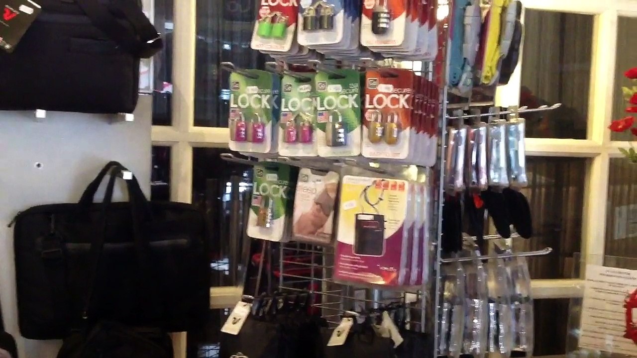 Accessoires de voyage en vente chez S'Cale boutik maroquinerie bagage 28 avenue auber nice