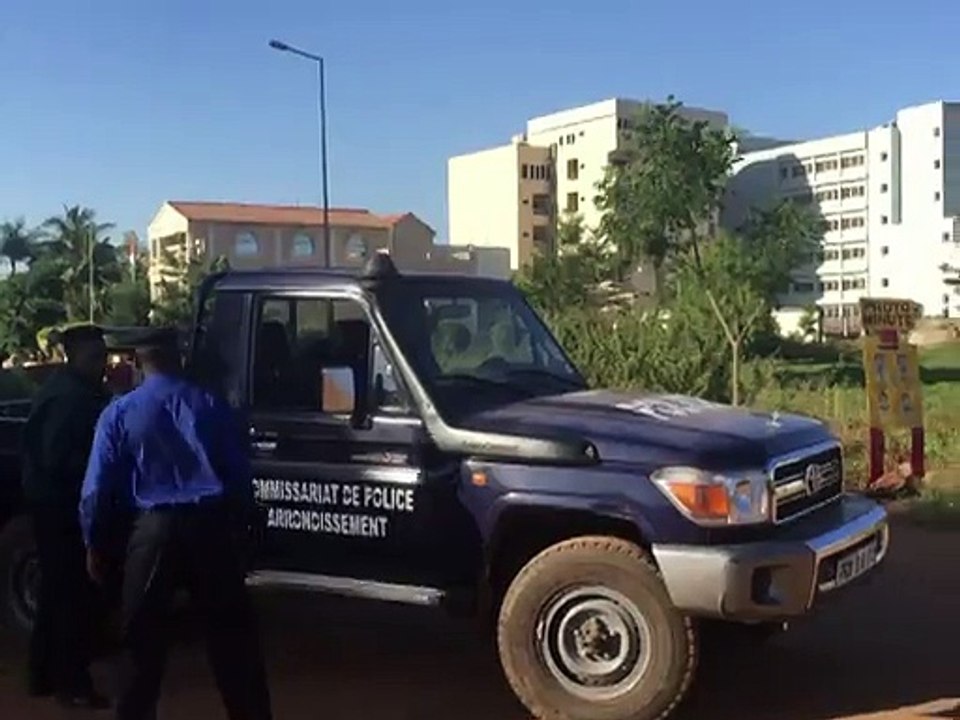 Prise d'otages à Bamako: "125 clients et 13 emp...