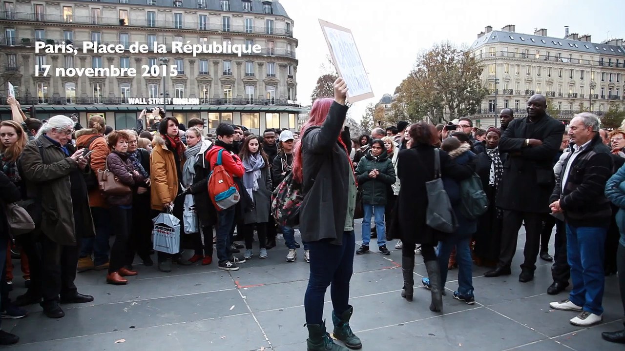 Free hugs à Paris après les attentats de novembre