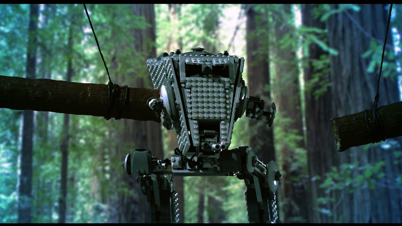 Le AT-ST Walker Lego Star Wars se fait écraser par des troncs d'arbres suspendus