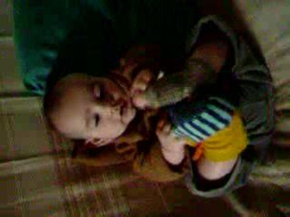 Juju se met pieds nus!