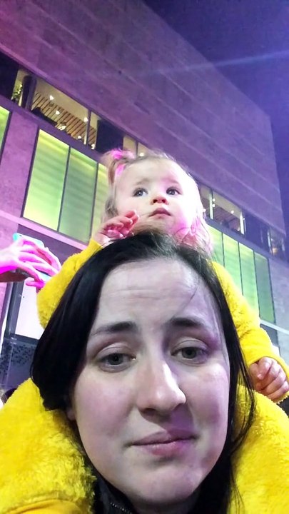 La Réaction adorable d'une Fillette qui voit le Père Noël pour la Première fois