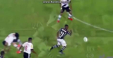 Vasco’s Rodrigo sent off for reckless MMA head kick on Corinthians’ Malcom