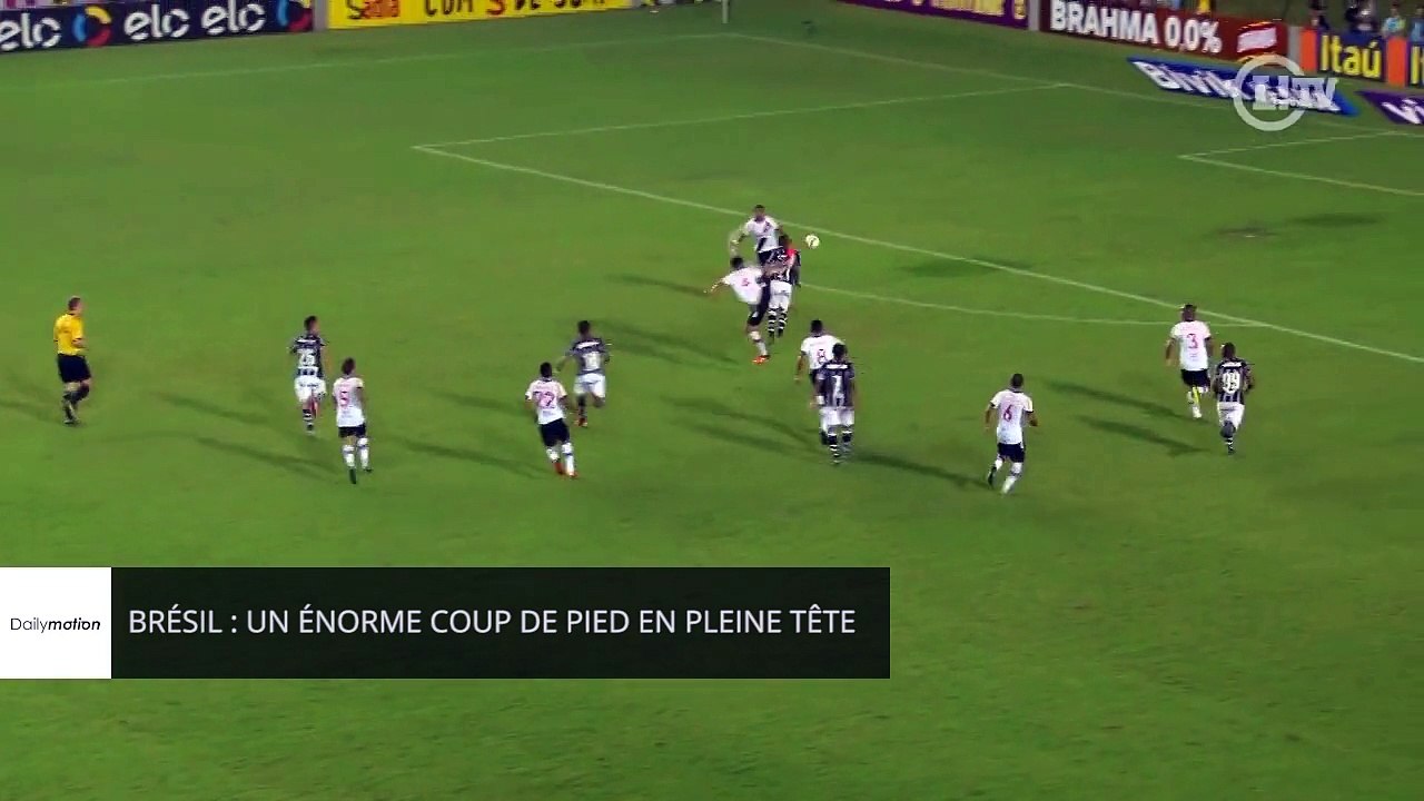 Zap Foot du 20 novembre : le coup franc magistral de Messi, Michel Bastos inscrit une volée somptueuse, la glissade gag d'un gardien australien etc.