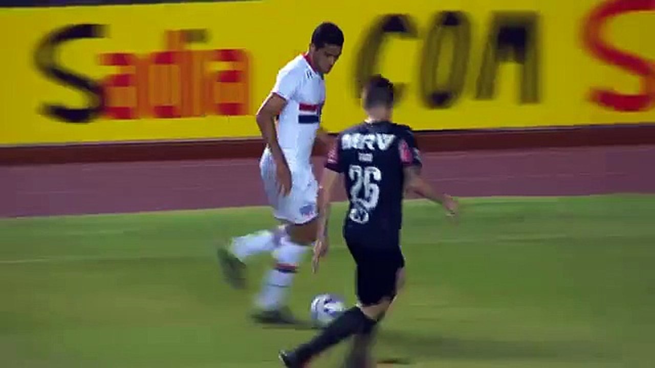 Michel Bastos scored a brilliant volley for Sao Paulo v Atletico Mineiro HD