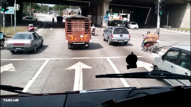 MALAYSIAN TRUCK DASHCAM - DANGEROUS WAY TO OVERTAKE A BIG TRUCK