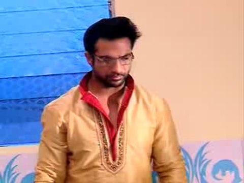 Ahem Ke Juice Mein Milaya Gora Ke Servant Ne Jaher Jisse Ahem Aaye CHkkar Aur Gir Pada Zamin Par - 20 November 2015 - Saath Nibhaana Saathiya