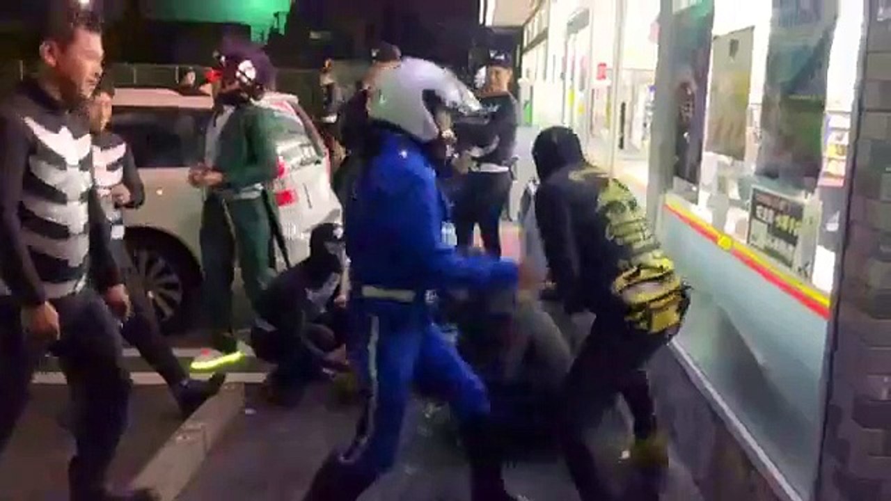 白バイ隊員が…絡まれる