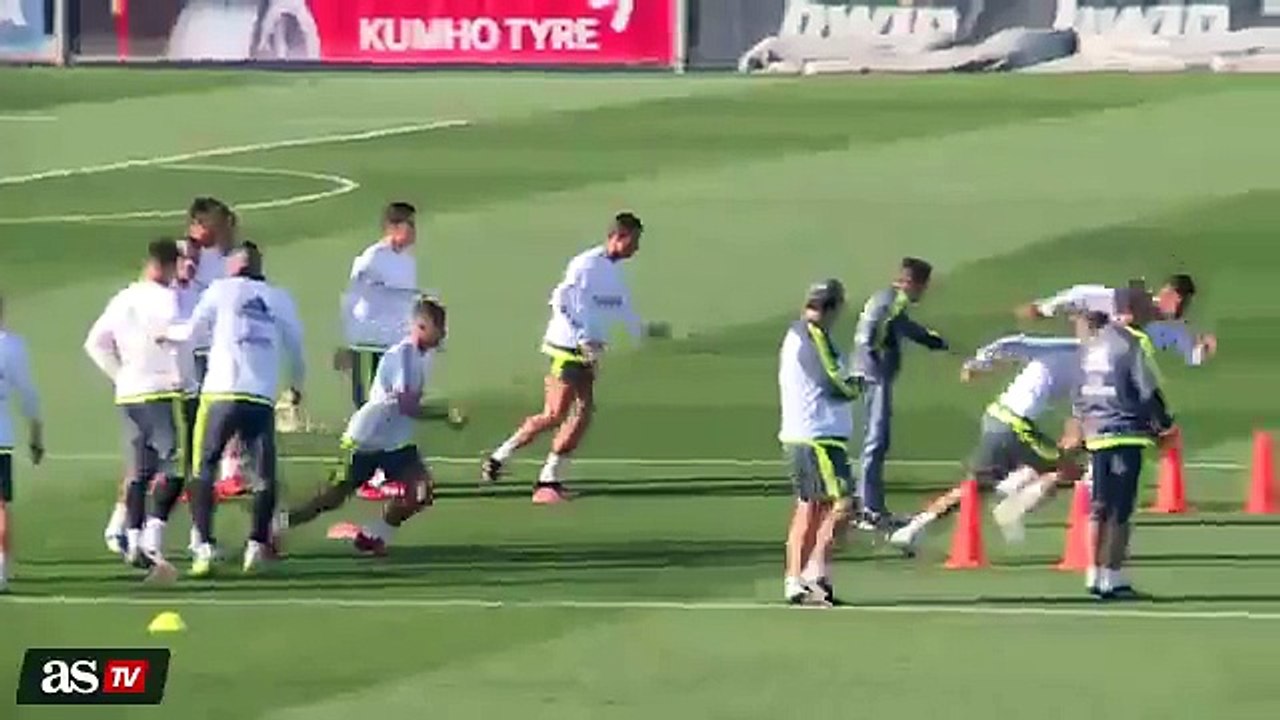 Casemiro & James Rodriguez make fun of Cristiano Ronaldo’s flailing-arm sprint