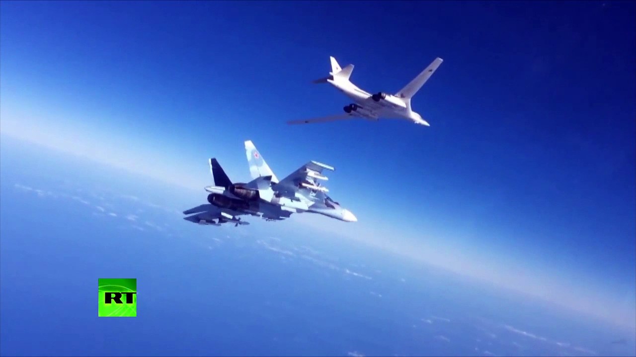Un chasseur et un bombardier russes volent de concert vers leur objectif en Syrie