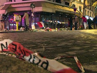 Une semaine après les attentats, Paris défie la peur une bière à la main