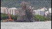 El mayor árbol flotante de navidad del mundo se parte en dos por un ventarrón en Río