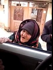 عجوز عراقية تعض بعض أفراد تنظيم الدولة.مقطع رائع جدا جدا و الله أنا أعدت المقطع مرات عديدة