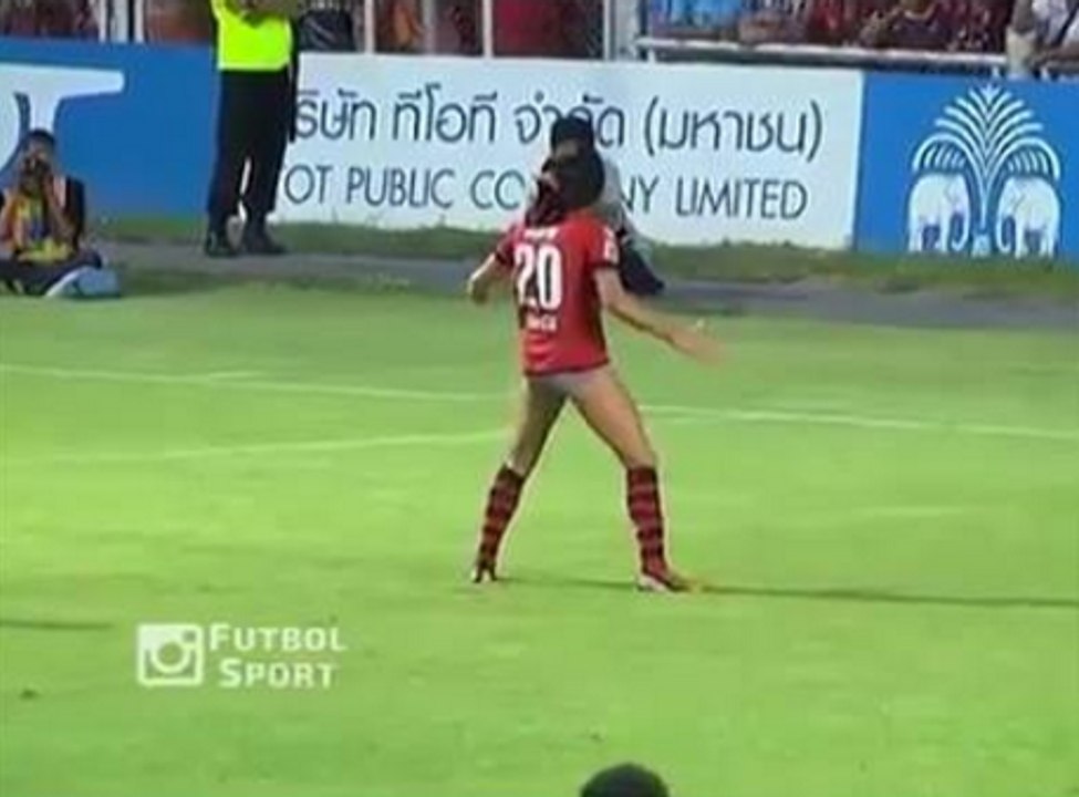 شاهد اجمل إحتفال بتسجيل هدف ! هاهاهاها هل تفعل مثله ؟