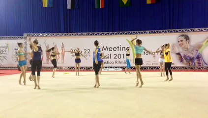 Capixaba Natalia Gaudio ensina ginastas ucranianas a sambar