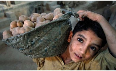 Sar-e-Aam  14 Nov 2015- Parents who sell their children for money-پاکستانی شاہی سیاستدانوں کی غریب عوام
