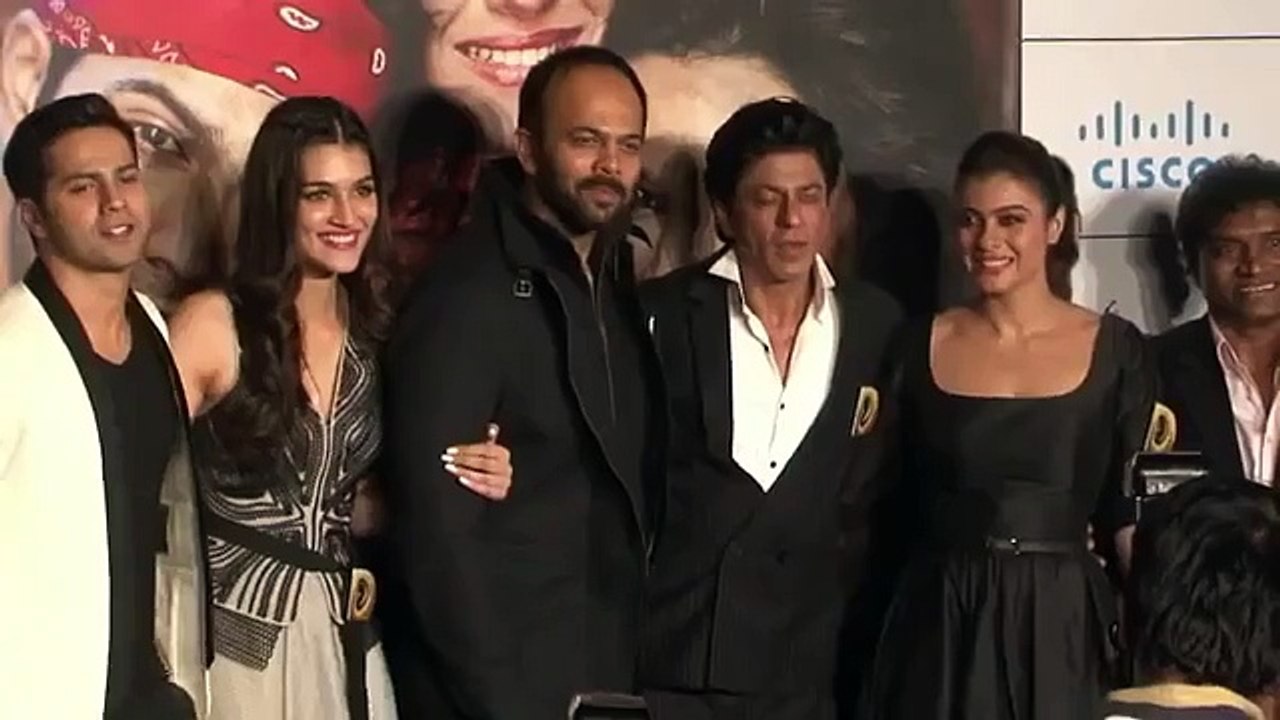 Kajol Falls From Stage At Dilwale Trailer Launch - Watch Video