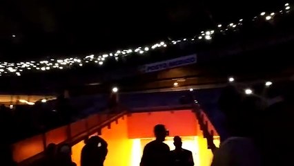 Eddie Vedder canta  Imagine em homenagem às vítimas de Paris