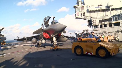 Francia refuerza lucha contra EI con portaaviones
