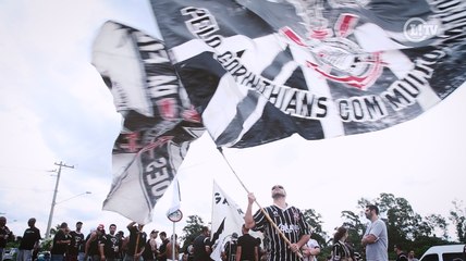 Corintianos ostentam conquistas e escolhem heróis do hexa na volta para casa