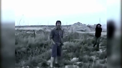 Bahaya.. Jika Melemparkan Benda Ini ke Mobil Yang Melaju Kencang