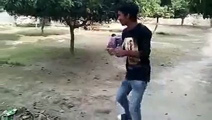 Indian Funny Boys in Gardan - Lovers Trouble in Gardan new whatsapp videos 2015-VI-UDe5i2nE