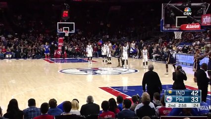 La faute technique infligée à Brett Brown coupable d'avoir laissé 6 joueurs sur le parquet (18/11/2015)