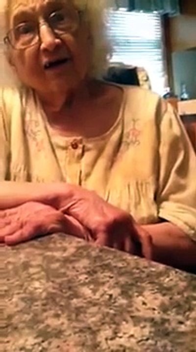 Cette grand-mère n'arrive pas à croire que sa petite fille est gay...