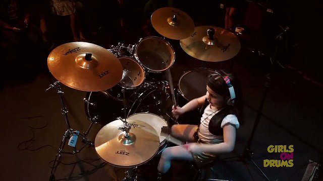 Une fillette de 5 ans joue du System Of A Down à la batterie - Chop Suey