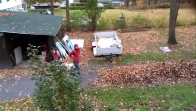 Brûler des feuilles mortes en mode Lance-flamme... Dingue!