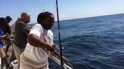 Kadının yakaladığı balığa ne demeli