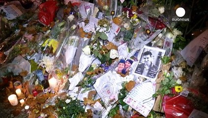 Парижане скорбят по 130 погибшим от рук террористов согражданам