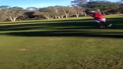 Golf Oynayan Gençler Kangurudan Canlarını Zor Kurtardı