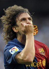 Célébration Clasico : Puyol embrasse le brassard de capitaine du Barça