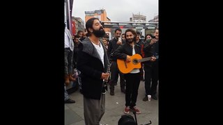 Koray AVCI - müzik söylerken gay ile geçen konuşma