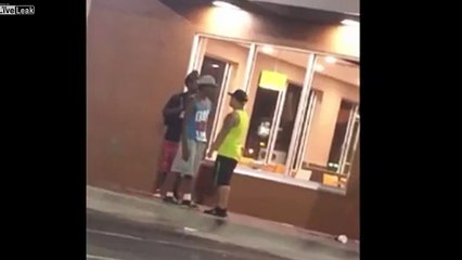 Un jeune fait chier un SDF et se prend un KO bien mérité