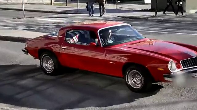 Épico! maçarico ao volante de um CAMARO tenta fazer o que não sabe e vê o que lhe acontece