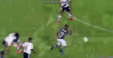 Malcom leva patada na cabeça.