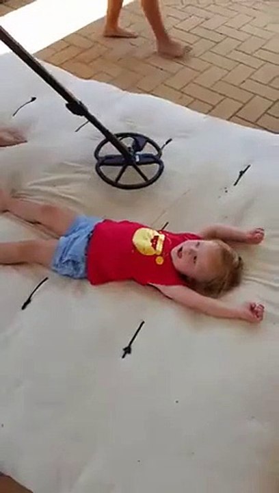 Cette fillette avale une pièce et bipe au détecteur de métal
