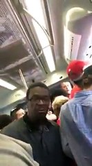 Ce gars devient fou parce qu'on lui a marché sur le pied dans le train