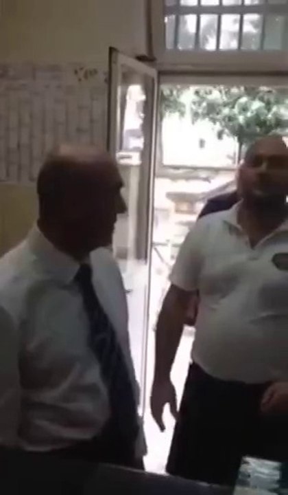 Муха села на начальника )))