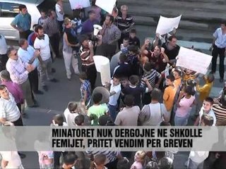 Minatorë e fëmijë në protestë - Vizion Plus - News - Lajme