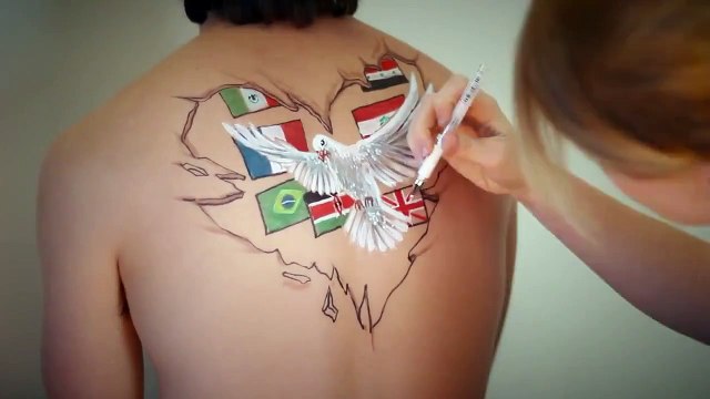 Un spécialiste du body-painting rend hommage aux victimes des attentats de Paris à travers une belle œuvre