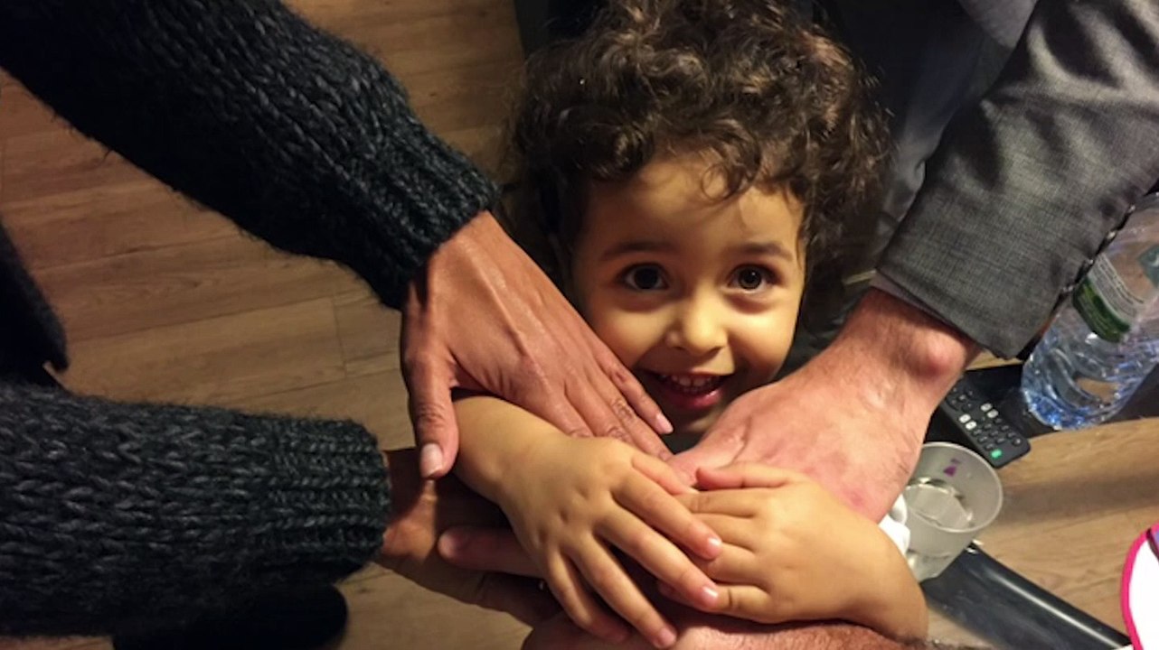 "Main dans la main", l'hommage aux victimes des attentats