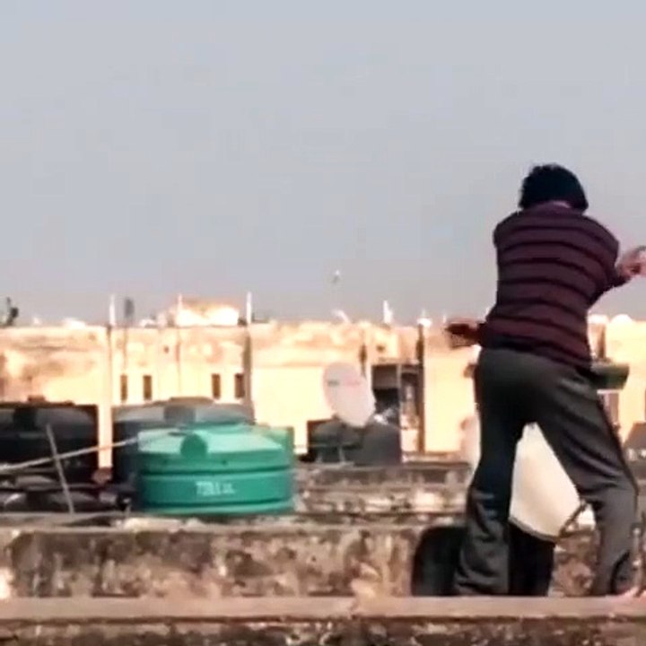 #SRK [ @iamsrk ] on the sets of song for #FAN in Delhi [Dance on the roof]