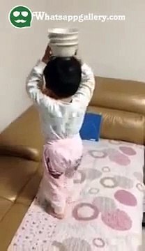 Смешные видео милый ребенок танцы, при этом балансируя чашку на голове