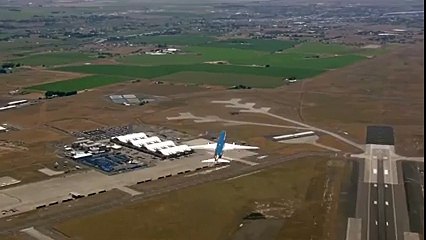 Incredible Video of Boeing Dreamliner taking off vertically Like ROCKET