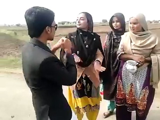 Pakistan village beautifull Girl dance