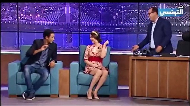 أوس المسعودي يعلم فريال يوسف التقليد.. هههه كارثة متع تقليد..